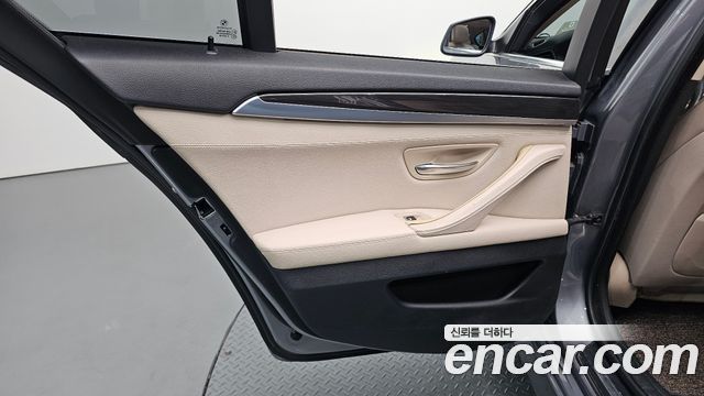 BMW 5-Series 2012 — photo 15