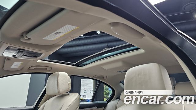 BMW 5-Series 2012 — photo 33