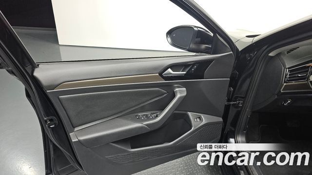 Volkswagen Jetta 2021 — photo 14