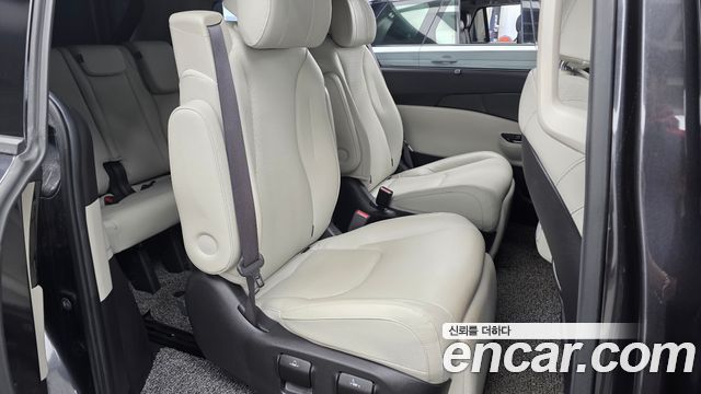 Kia Canival 2021 — photo 17