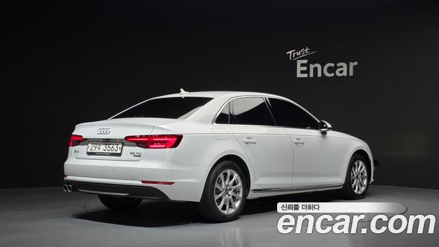 Audi A4 2018 — photo 2