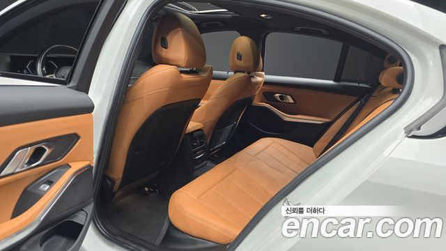 BMW 3-Series 2023 — photo 17