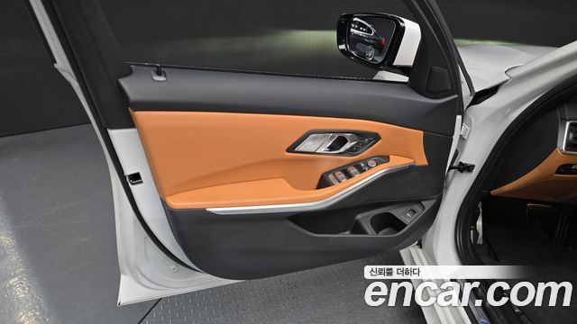 BMW 3-Series 2023 — photo 14