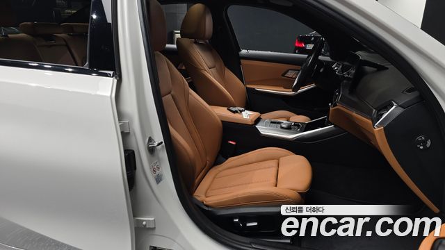 BMW 3-Series 2023 — photo 16