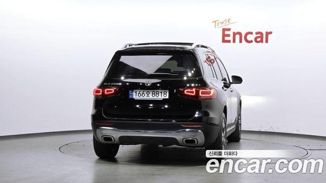 Mercedes-Benz GLB-Class 2023 — photo 4