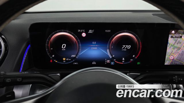 Mercedes-Benz GLB-Class 2023 — photo 8