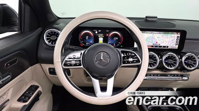 Mercedes-Benz GLB-Class 2023 — photo 12