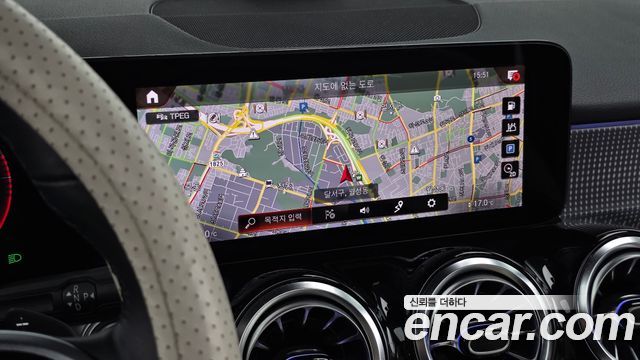 Mercedes-Benz GLB-Class 2023 — photo 13