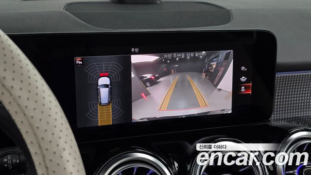 Mercedes-Benz GLB-Class 2023 — photo 14