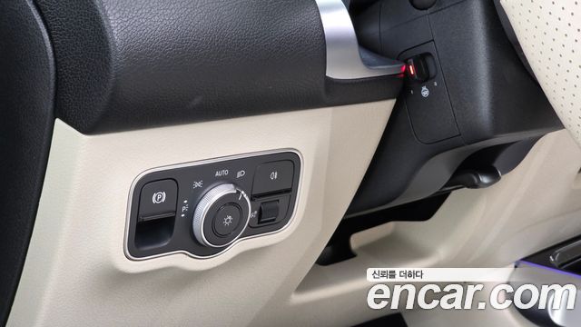 Mercedes-Benz GLB-Class 2023 — photo 15