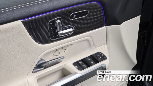 Mercedes-Benz GLB-Class 2023 — photo 16
