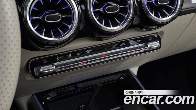 Mercedes-Benz GLB-Class 2023 — photo 18