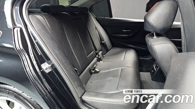 BMW 3-Series 2018 — photo 18