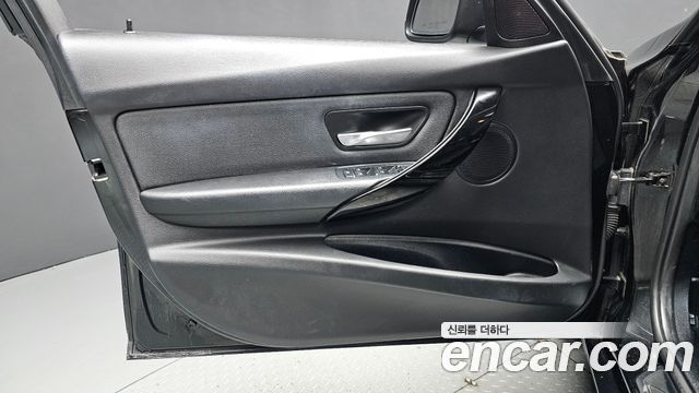 BMW 3-Series 2018 — photo 14