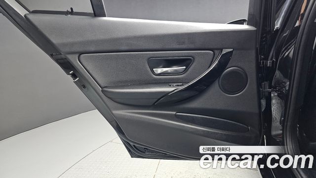BMW 3-Series 2018 — photo 15