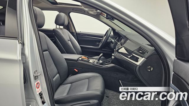 BMW 5-Series 2016 — photo 17