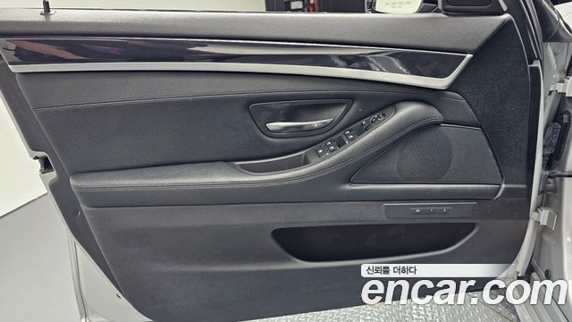 BMW 5-Series 2016 — photo 14