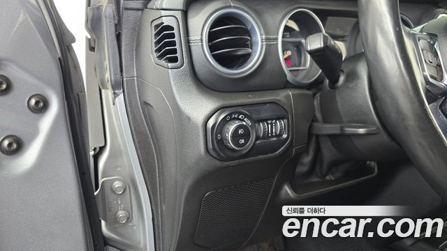 Jeep Wrangler 2018 — photo 28