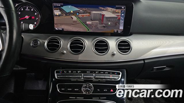 Mercedes-Benz E-Class 2019 — photo 12
