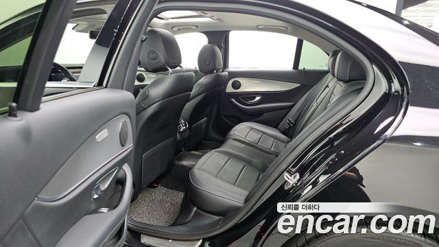 Mercedes-Benz E-Class 2019 — photo 19