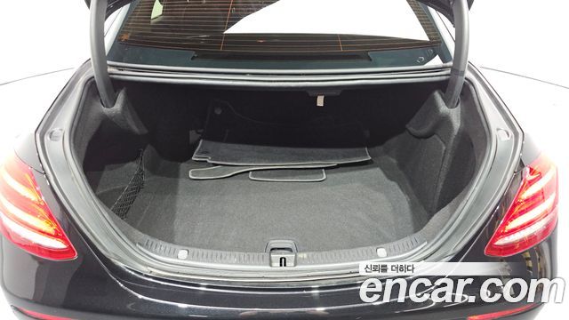 Mercedes-Benz E-Class 2019 — photo 20