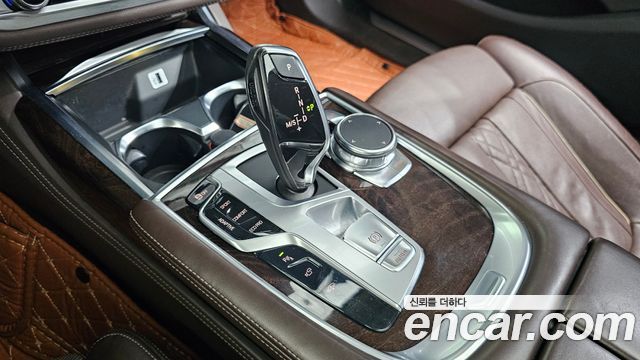 BMW 7-Series 2016 — photo 9