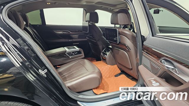 BMW 7-Series 2016 — photo 11