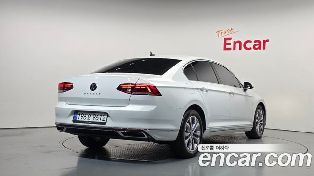 Volkswagen Passat 2022 — photo 2