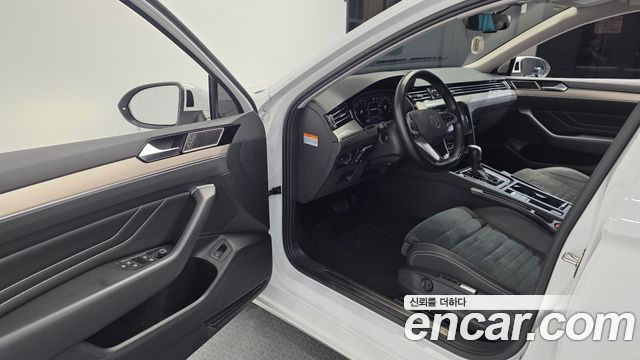 Volkswagen Passat 2022 — photo 13