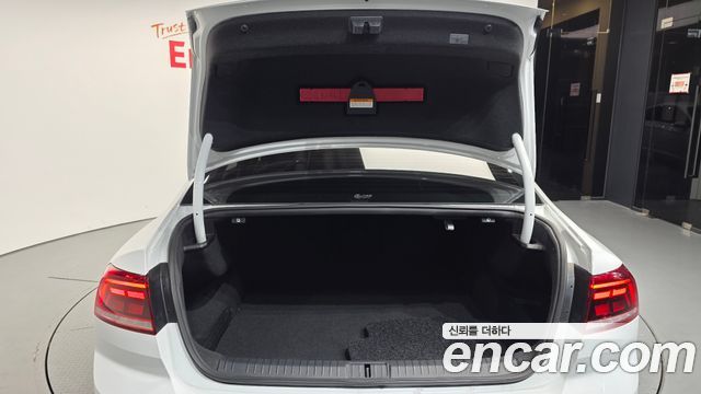 Volkswagen Passat 2022 — photo 26