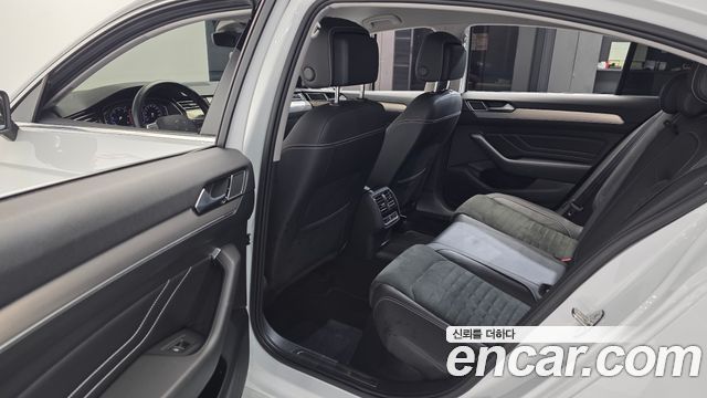 Volkswagen Passat 2022 — photo 16