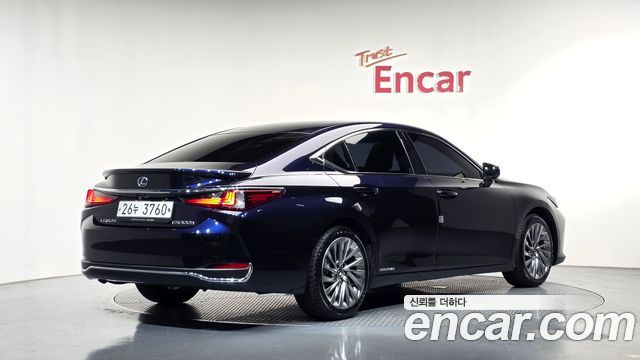 Lexus ES 2019 — photo 2