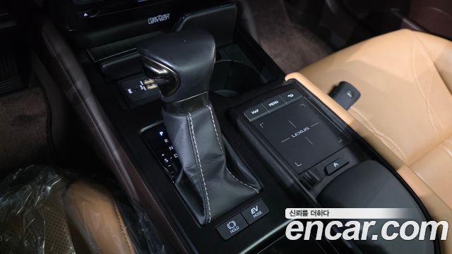 Lexus ES 2019 — photo 12