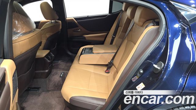 Lexus ES 2019 — photo 17