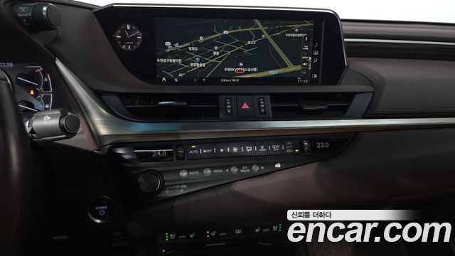 Lexus ES 2019 — photo 18