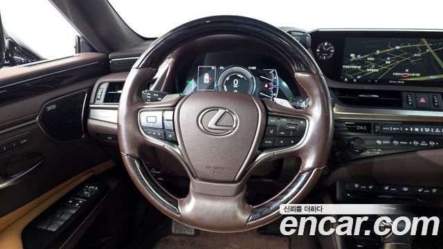 Lexus ES 2019 — photo 19