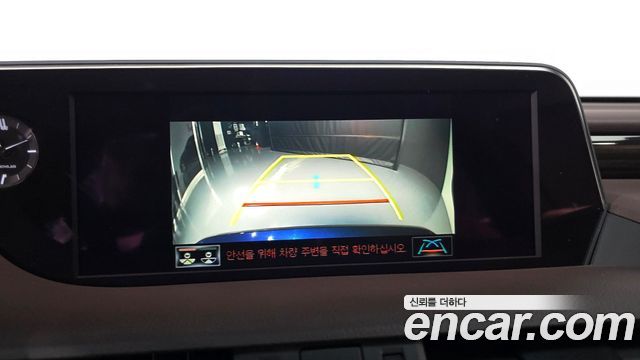 Lexus ES 2019 — photo 20