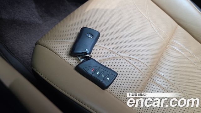 Lexus ES 2019 — photo 21