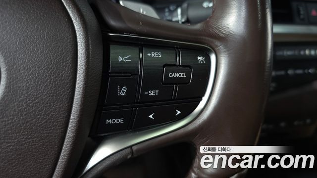 Lexus ES 2019 — photo 22