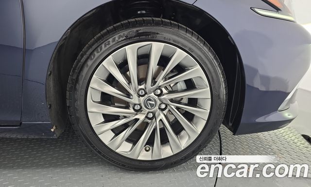 Lexus ES 2019 — photo 7
