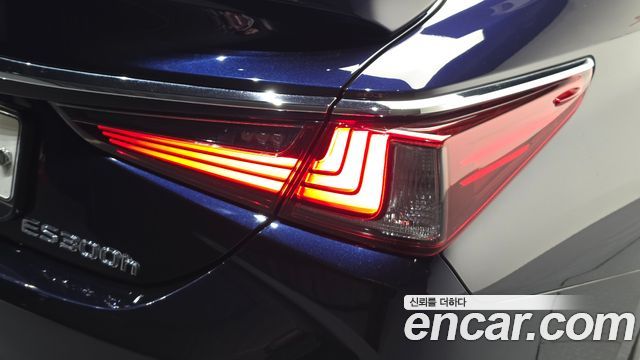 Lexus ES 2019 — photo 9