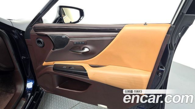 Lexus ES 2019 — photo 14
