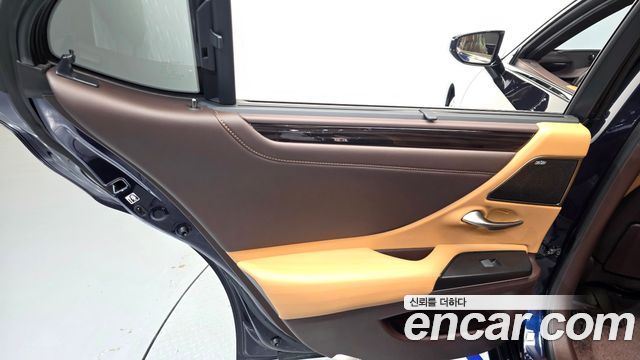 Lexus ES 2019 — photo 15
