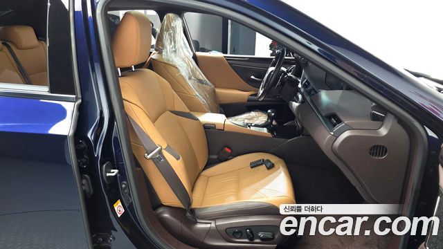 Lexus ES 2019 — photo 16