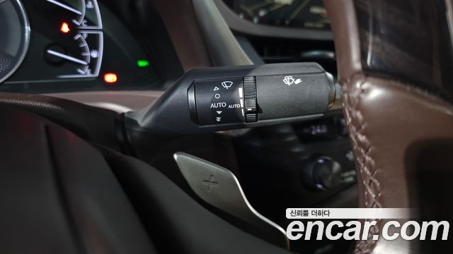 Lexus ES 2019 — photo 27