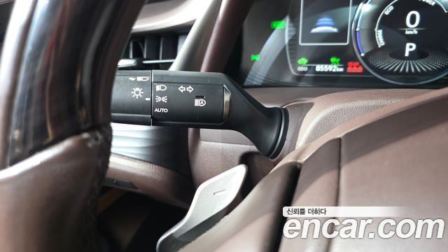 Lexus ES 2019 — photo 28