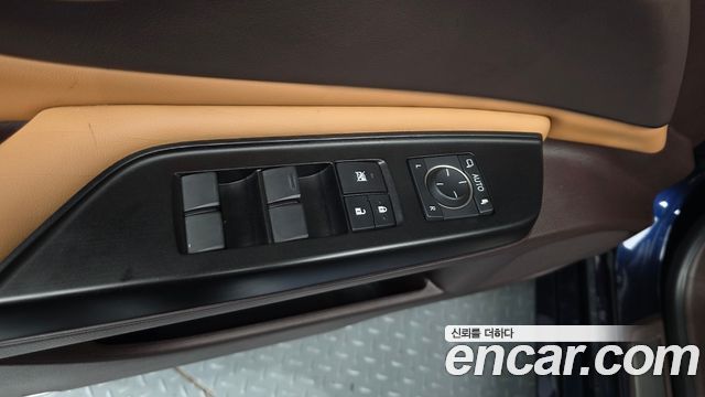 Lexus ES 2019 — photo 29