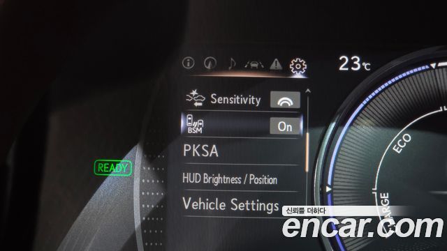 Lexus ES 2019 — photo 30