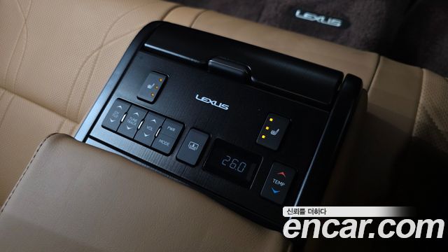 Lexus ES 2019 — photo 32