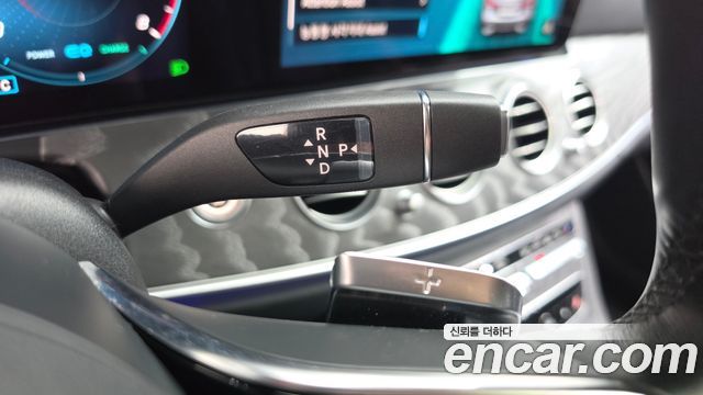 Mercedes-Benz E-Class 2022 — photo 12